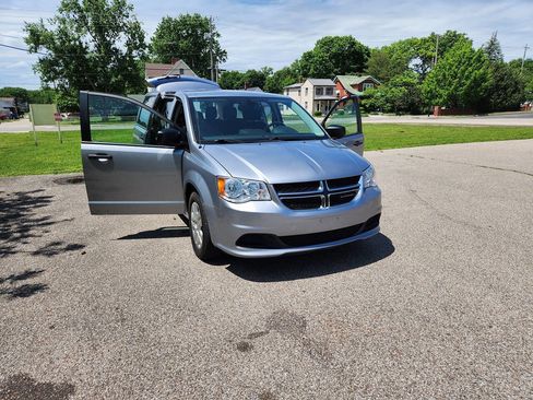 Used 2019 Dodge Grand Caravan SE FWD image 14