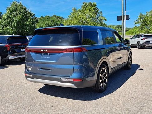 Used 2024 Kia Carnival EX FWD image 4