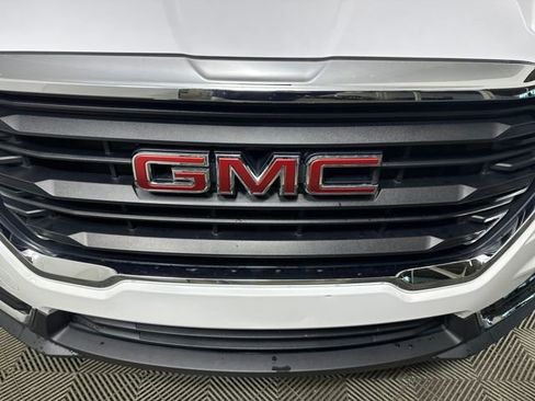 Used 2023 GMC Terrain SLE w/ Driver Convenience Package image 9