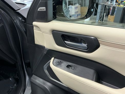 Used 2025 Nissan Armada Platinum Reserve image 37