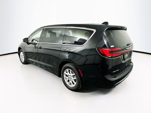 Used 2023 Chrysler Pacifica Touring-L image 5