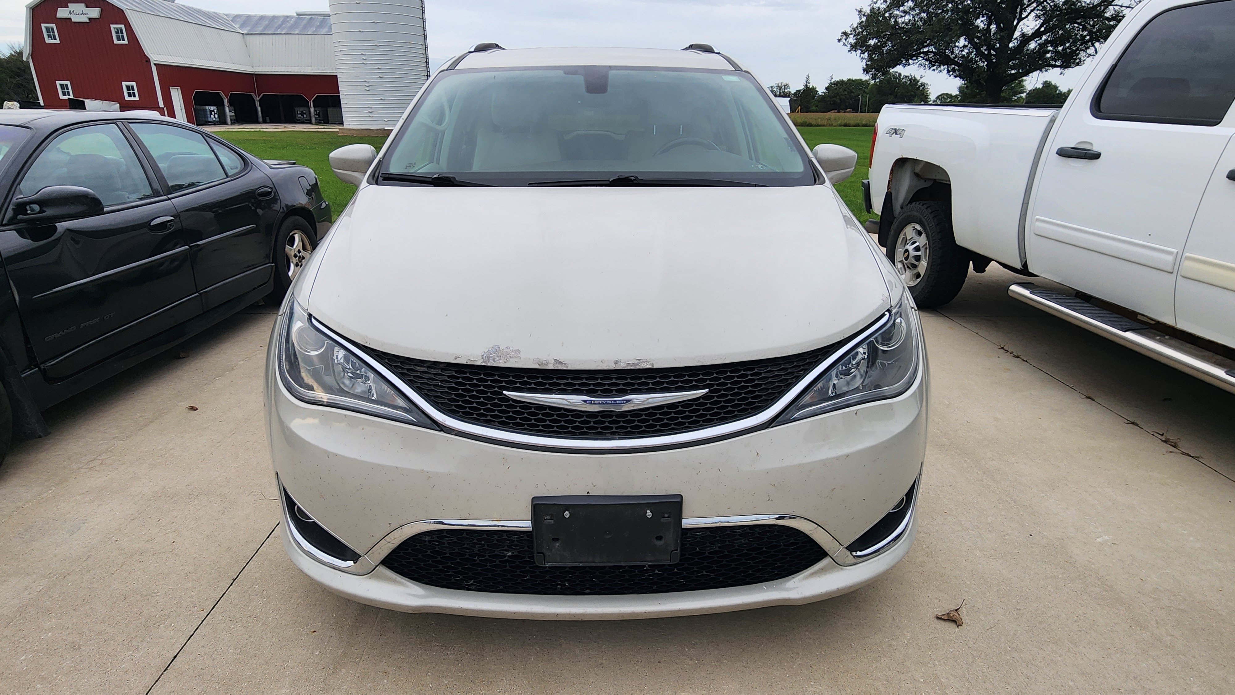 Used 2017 Chrysler Pacifica Touring-L Plus FWD image 2