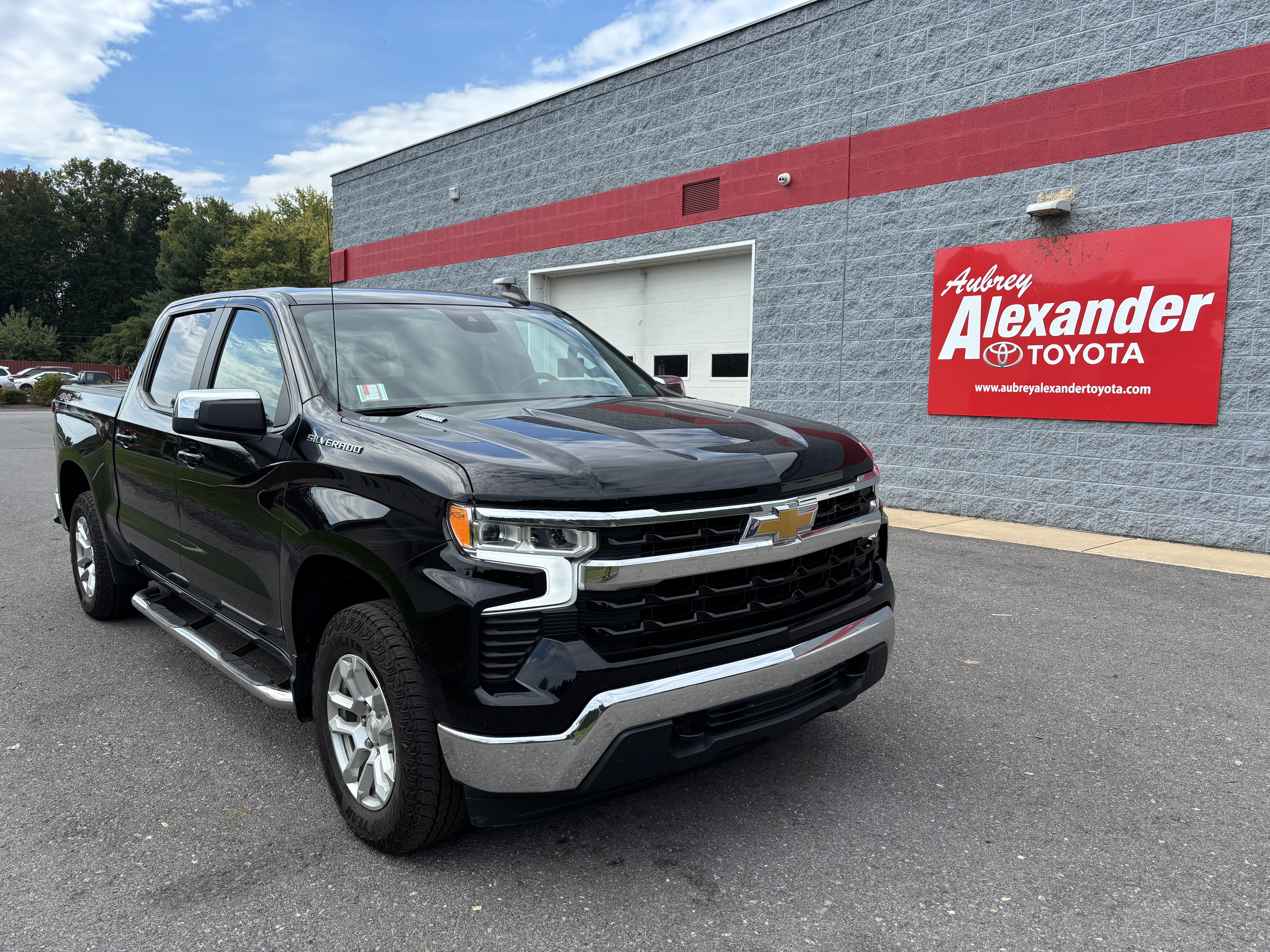 Used 2024 Chevrolet Silverado 1500 LT AWD/4WD image 1