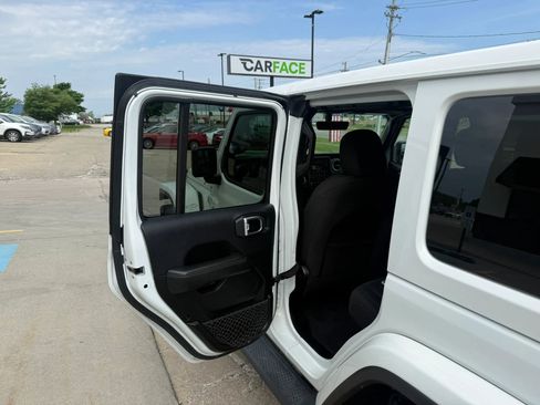 Used 2018 Jeep Wrangler Unlimited Sahara w/ Uconnect 4C Nav & Sound Group AWD/4WD image 20