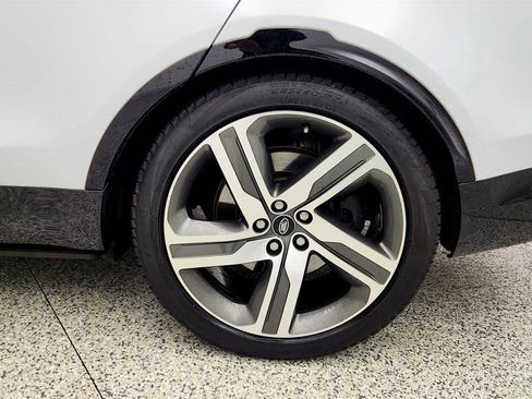 Used 2023 Land Rover Discovery Metropolitan Edition image 9