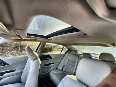 Used 2017 Honda Accord Touring image 32