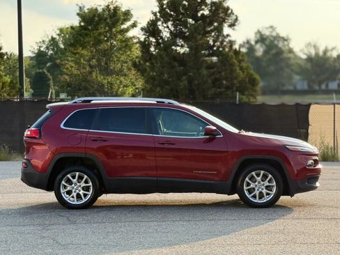 Used 2017 Jeep Cherokee Latitude w/ Comfort & Sound Group FWD image 7