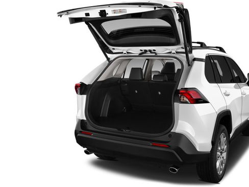 Used 2019 Toyota RAV4 XLE w/ Convenience Package FWD image 4