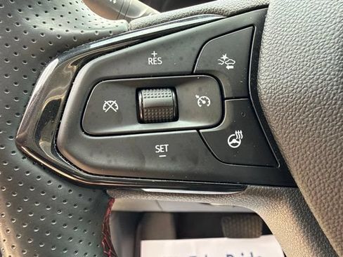 Used 2025 Chevrolet Trax RS w/ Sunroof Package FWD image 25