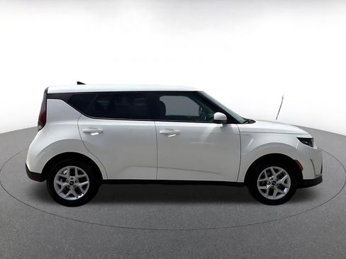 Used 2025 Kia Soul LX w/ LX Technology Package FWD image 16