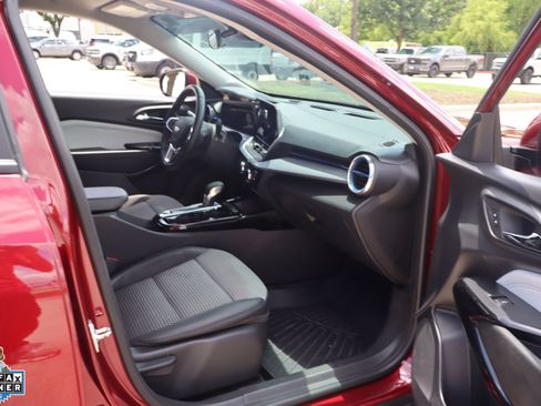 Used 2024 Chevrolet Trax LT w/ LT Convenience Package FWD image 28