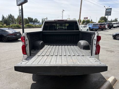 Used 2019 Chevrolet Silverado 1500 High Country w/ Technology Package AWD/4WD image 6