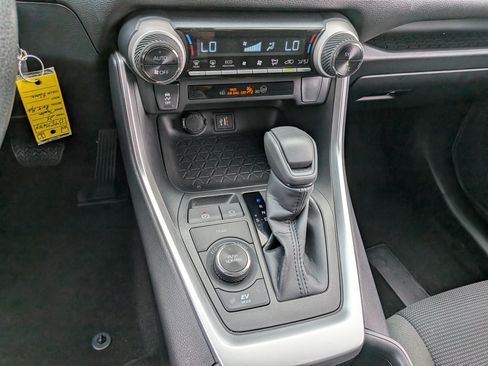 Certified 2025 Toyota RAV4 LE AWD/4WD image 29