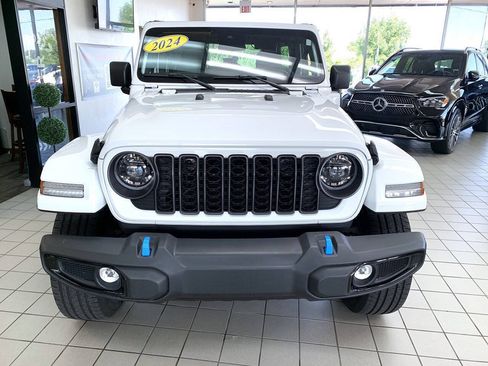 Used 2024 Jeep Wrangler Unlimited w/ Convenience Group AWD/4WD image 4