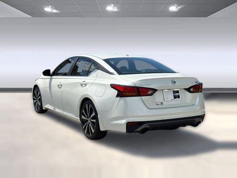 Used 2020 Nissan Altima 2.5 SR w/ Premium Package FWD image 3