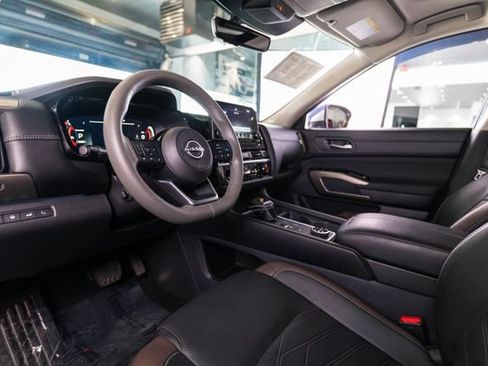 Used 2025 Nissan Pathfinder Platinum w/ Black Appearance Package AWD/4WD image 4