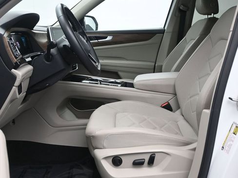 Used 2024 Volkswagen Atlas SE w/ Panoramic Sunroof Package FWD image 13