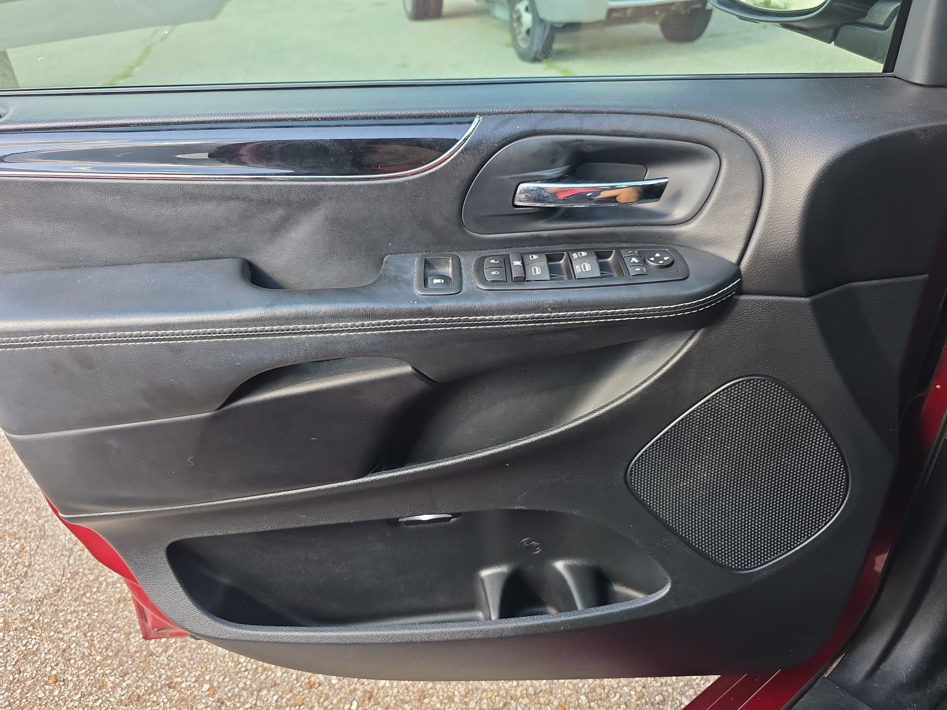 Used 2016 Chrysler Town & Country S FWD image 19