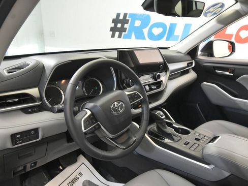 Used 2024 Toyota Highlander XLE image 12