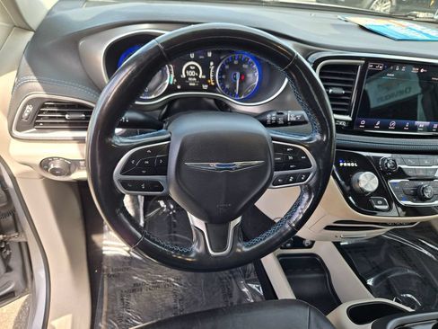Used 2021 Chrysler Pacifica Touring-L FWD image 6
