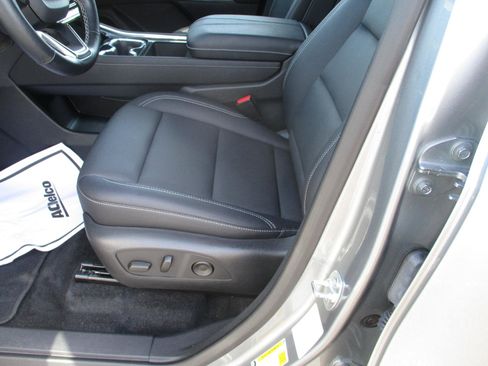 Used 2025 Chevrolet Traverse LT image 10