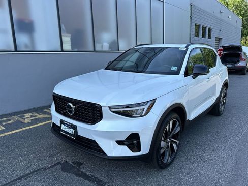 Certified 2023 Volvo XC40 B5 Plus w/ Protection Package Premier AWD/4WD image 4