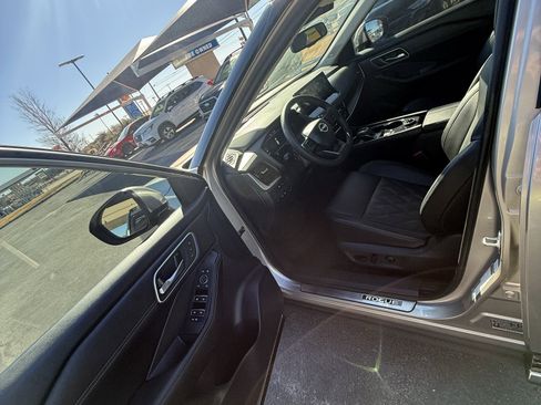 Used 2026 Nissan Rogue Platinum w/ Platinum Premium Package image 17