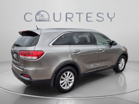 Used 2017 Kia Sorento FWD image 5