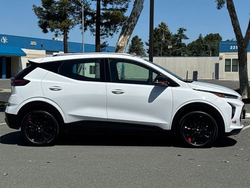 Used 2023 Chevrolet Bolt EUV LT w/ Comfort Package FWD image 3