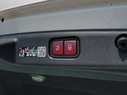 Used 2026 Mercedes-Benz E 350 4MATIC Sedan image 31
