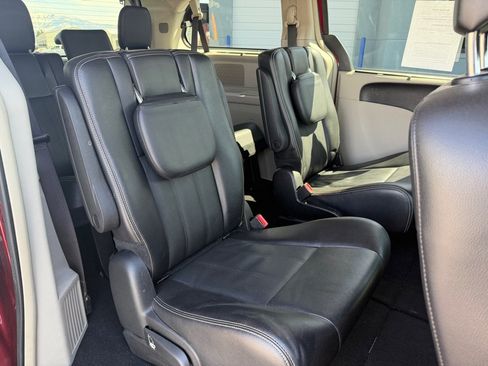 Used 2015 Chrysler Town & Country Touring FWD image 22