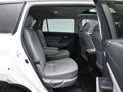 Used 2021 Toyota Highlander XLE AWD/4WD image 12