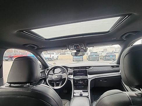 Used 2022 Jeep Grand Cherokee L Laredo image 18