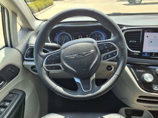 Used 2024 Chrysler Pacifica Touring-L FWD image 30