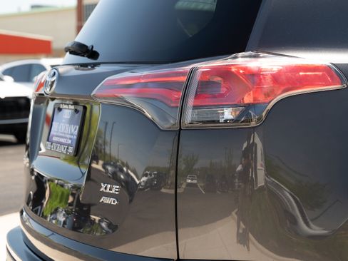 Used 2018 Toyota RAV4 XLE AWD/4WD image 27