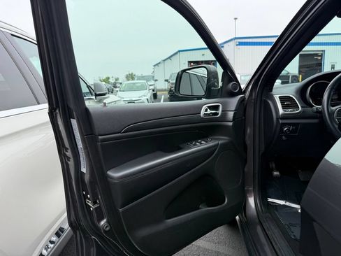 Used 2020 Jeep Grand Cherokee Laredo AWD/4WD image 20
