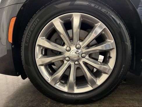Used 2019 Chrysler 300 Limited w/ Safetytec Plus Group image 10