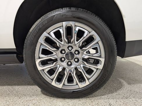 Used 2023 GMC Yukon XL Denali Ultimate image 12