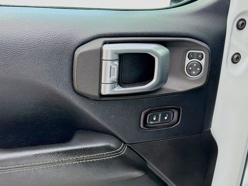 Used 2019 Jeep Wrangler Unlimited Sahara AWD/4WD image 17