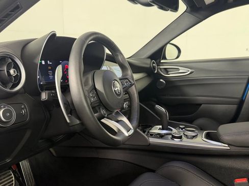 Used 2025 Alfa Romeo Giulia AWD image 27