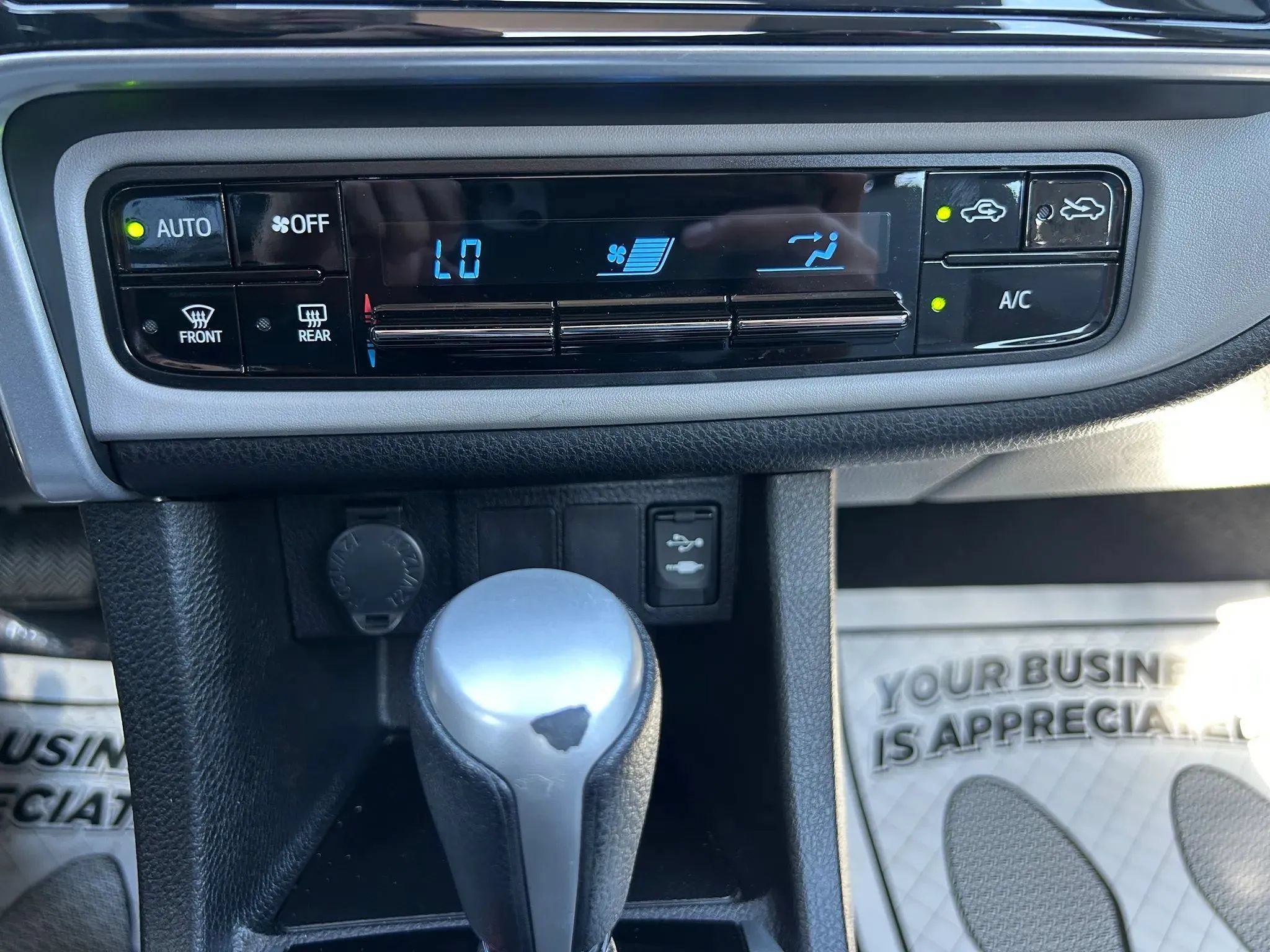Used 2018 Toyota Corolla LE FWD image 17