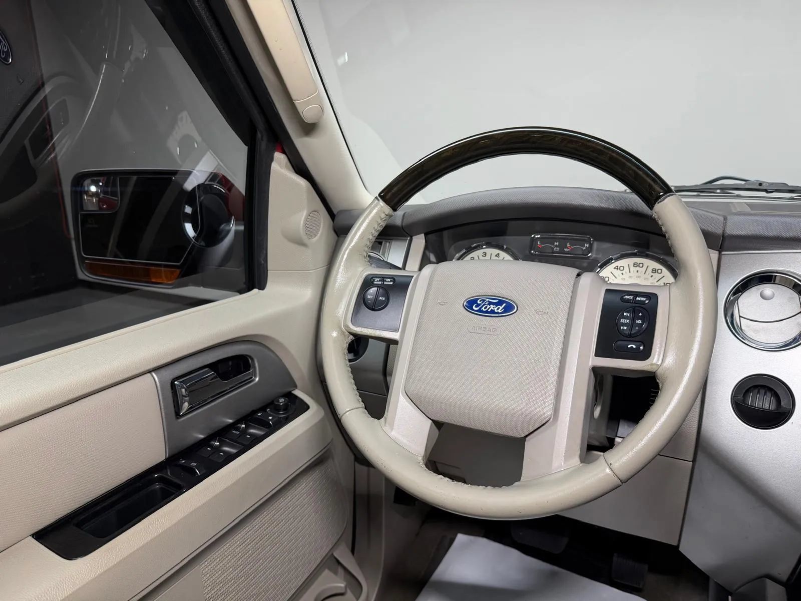 Used 2013 Ford Expedition Limited RWD image 27