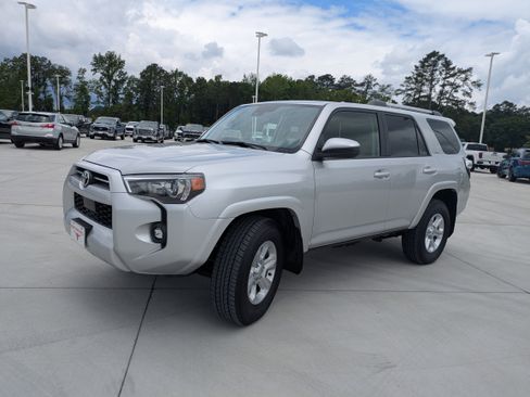 Certified 2024 Toyota 4Runner SR5 image 3