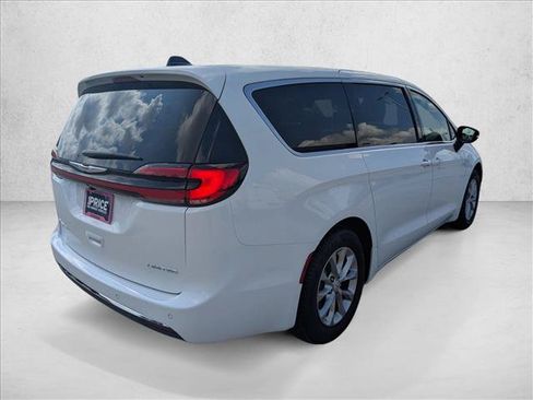 Used 2026 Chrysler Pacifica Limited FWD image 5