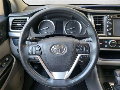 Used 2017 Toyota Highlander Limited Platinum FWD image 12