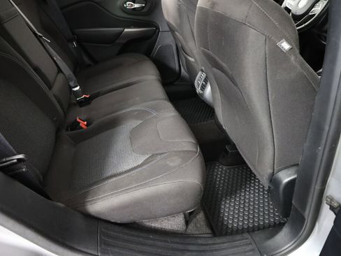 Used 2019 Jeep Cherokee Latitude w/ Cold Weather Group AWD/4WD image 22