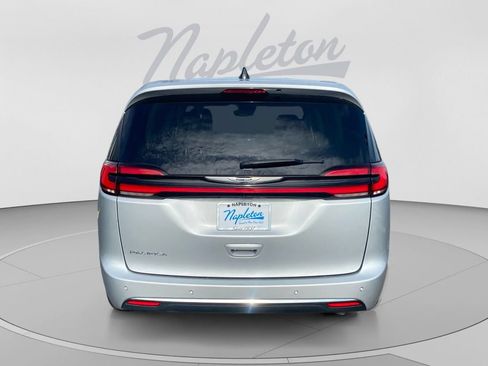Used 2024 Chrysler Pacifica Touring-L FWD image 4