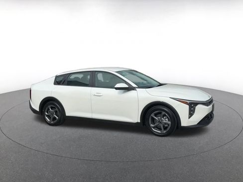 Used 2025 Kia K4 LXS image 2