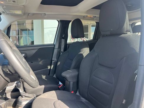 Used 2018 Jeep Renegade Latitude FWD image 8