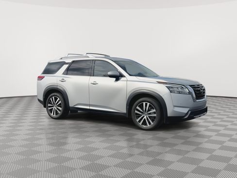 Used 2023 Nissan Pathfinder Platinum AWD/4WD image 2